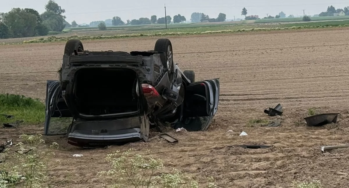 Dachowanie samochodu osobowego: Kierowca stracił panowanie nad pojazdem