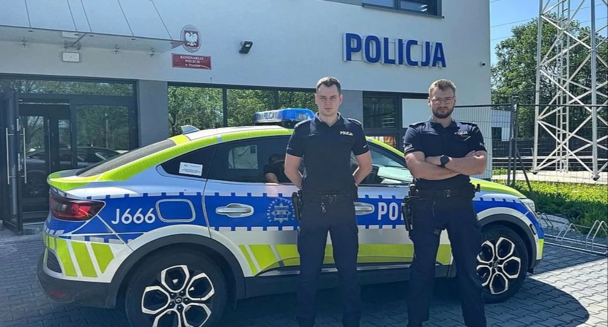 Policjanci wbiegli do płonącej kamienicy. Uratowali seniora