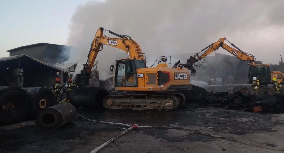 Ogromny pożar śmieci na terenie zakładu - akcja gaśnicza trwała ponad osiem godzin! [WIDEO]