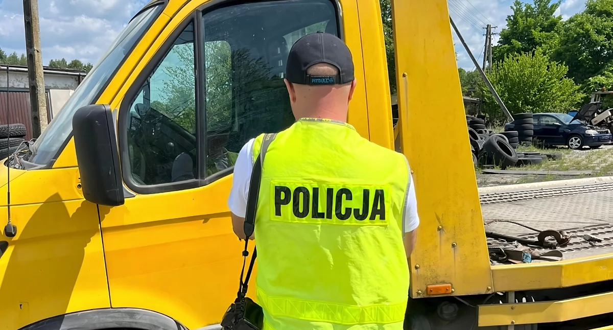 Kompletnie pijany kierowca lawety - 30-latek był na dodatek poszukiwany do odbycia kary więzienia