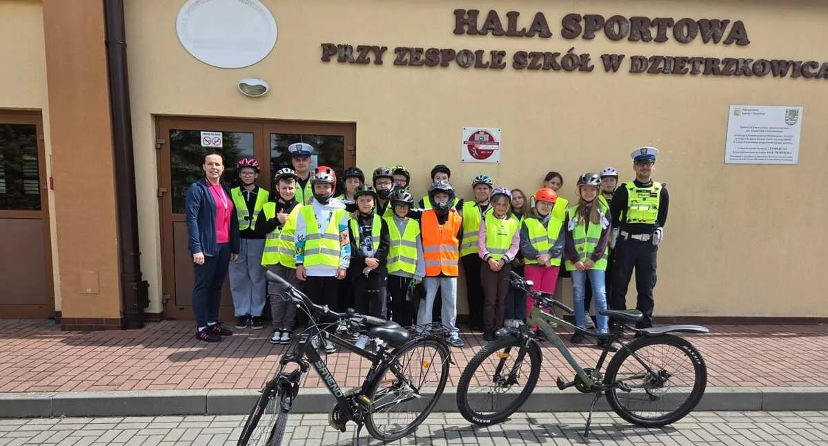 Egzamin na kartę rowerową - uczniowie zdawali go pod okiem policjantów 