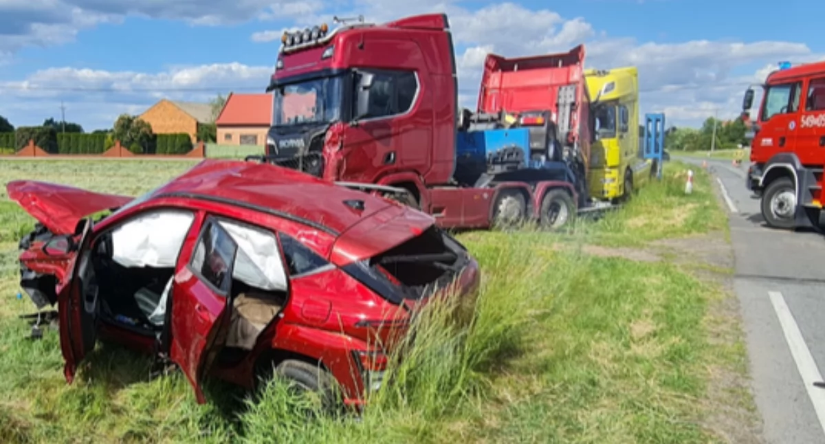 Osobówka zderzyła się z ciężarówką - jedna osoba trafiła do szpitala