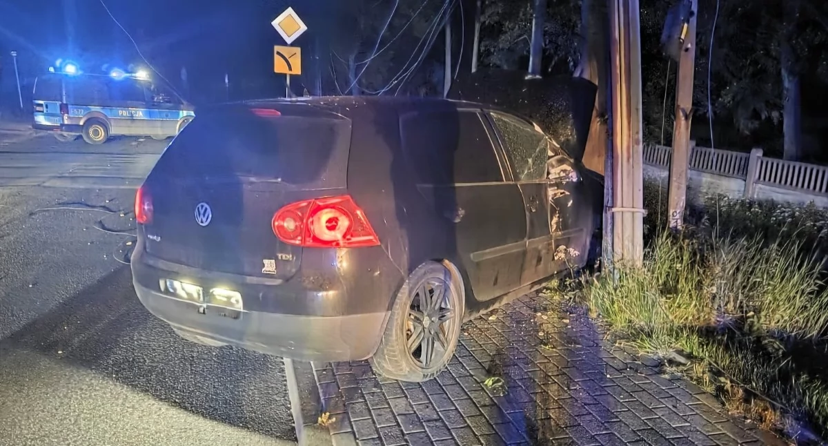 18-latek rozbił auto na słupie i drzewie