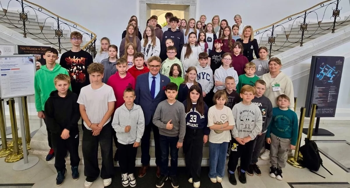 Uczniowie ze szkoły w Rudzie pojechali do Warszawy - głównym punktem wyprawy była wizyta w Sejmie RP