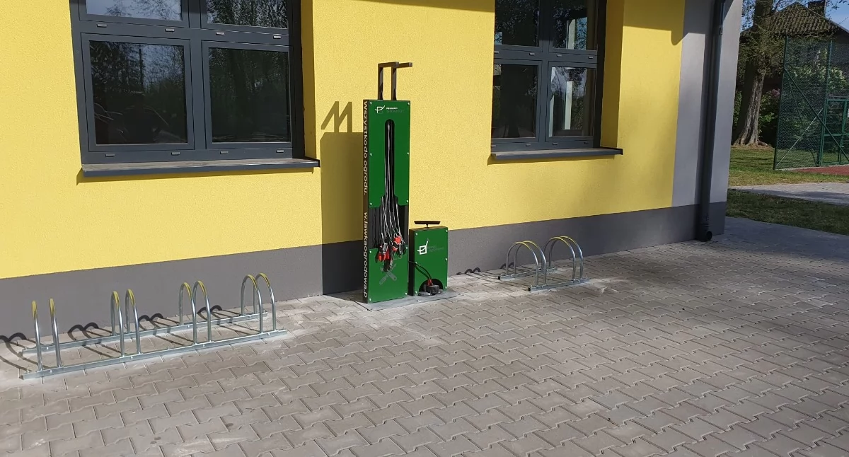 Efekt internetowej akcji - pod szkołą w Skomlinie stanęła rowerowa infrastruktura