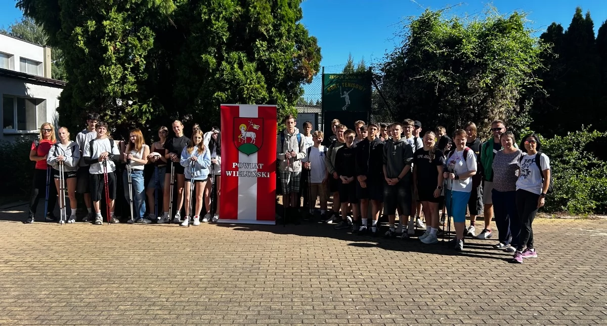 Promocja aktywnego trybu życia i możliwość poznania swojej okolicy - uczniowie z Wielunia wzięli udział w marszu nordic walking