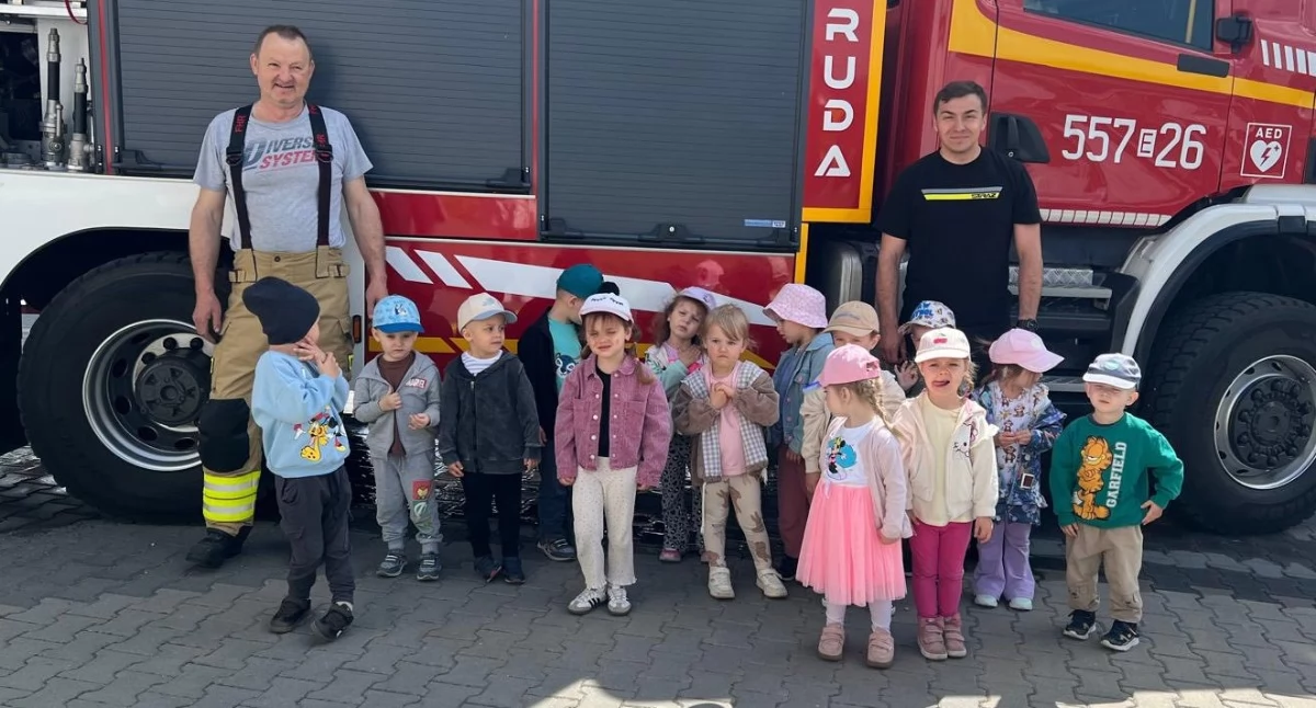 Przedszkolaki z wizytą w OSP Ruda - dzieci z bliska mogły poznać strażacki sprzęt