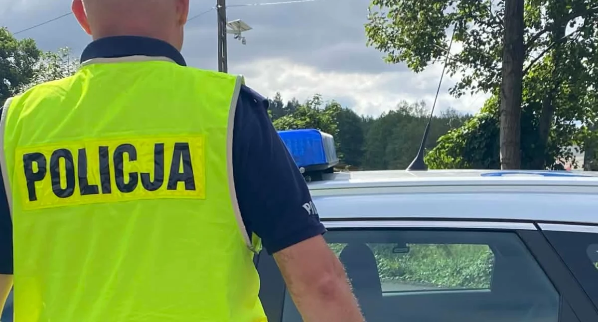 Zderzenie dwóch aut pod Piotrkowem Trybunalskim - ucierpiały dwie osoby 