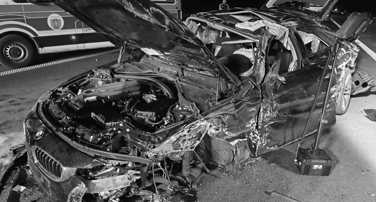 Tragiczny wypadek na S14 - BMW dachowało, 42-letni kierowca nie żyje