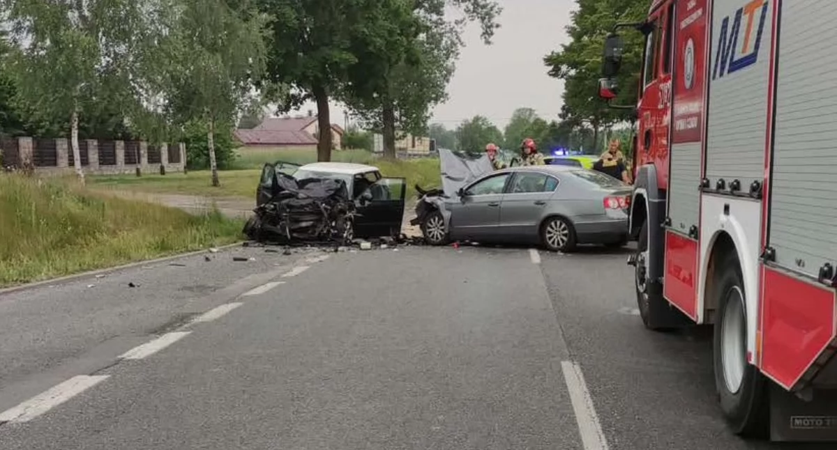 Zderzenie dwóch aut na drodze krajowej nr 72 - obydwaj kierowcy trafili do szpitala