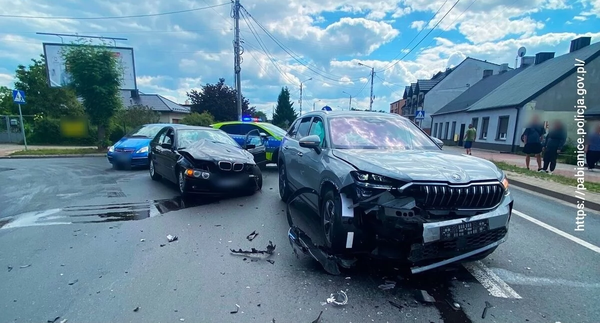 Wypadek na skrzyżowaniu - jeden z kierowców trafił do szpitala