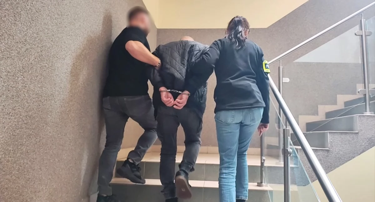 Bił seniorkę po twarzy pięściami. Chciał jej ukraść torebkę!