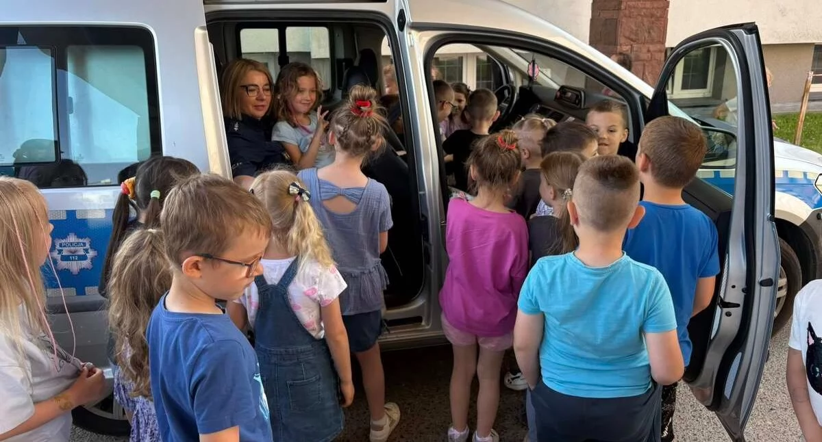 Przedszkolaki ze Złoczewa odwiedziły komendę policji - mundurowi przygotowali dla nich szereg atrakcji 