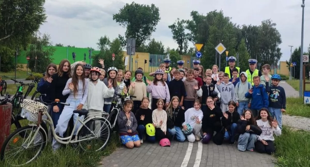 Pierwszy egzamin drogowy za nimi - uczniowie zdobyli karty rowerowe