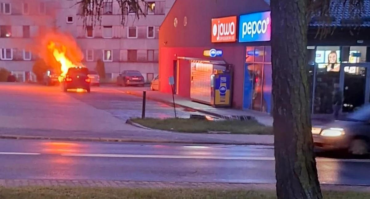 Kupił BMW, a kilka godzin później… Pożar samochodu w Działoszynie 