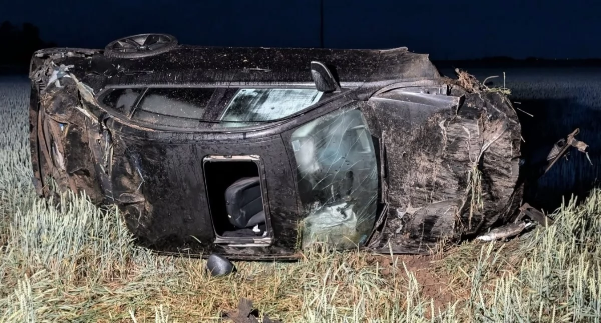 BMW dachowało i zatrzymało się w polu. Pięć osób trafiło do szpitala