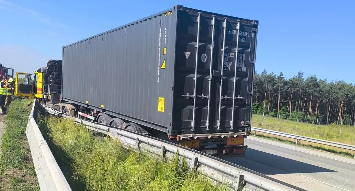 Niebezpieczne zdarzenie na autostradzie A1 - ciężarówka uderzyła w bariery energochłonne 