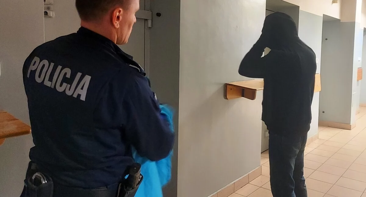 Przed policją schował się w szafie. Zdradziły go... stopy
