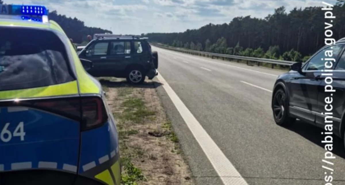Mitsubishi uderzyło w bariery na trasie S8 - sprawca odjechał z miejsca zdarzenia
