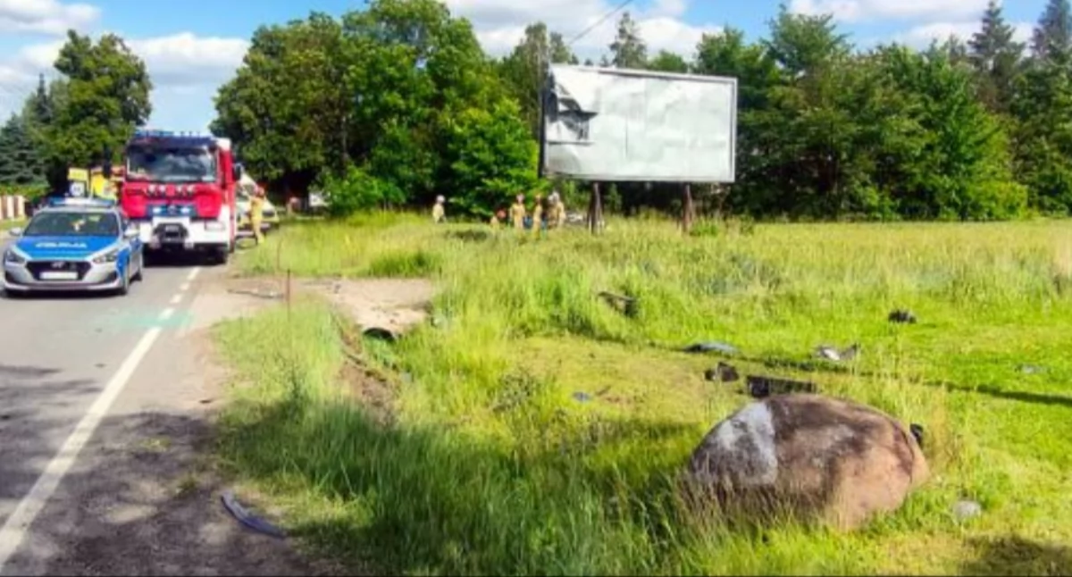 Najpierw w przepust, a potem w baner reklamowy - dwie osoby ranne po wypadku na drodze krajowej nr 72