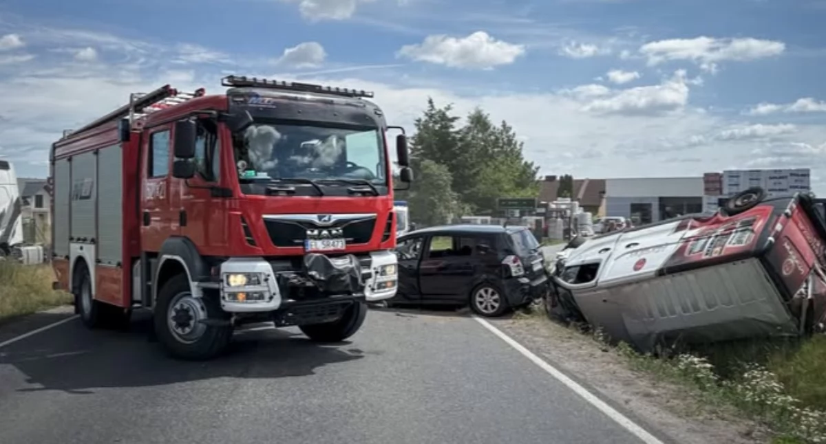 Poważny wypadek na drodze krajowej nr 72 - osobówka zderzyła się z busem 