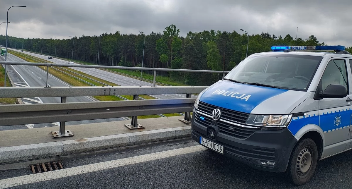 Kolizja na S8 - uderzył autem w ciężarówkę i... uciekł pieszo
