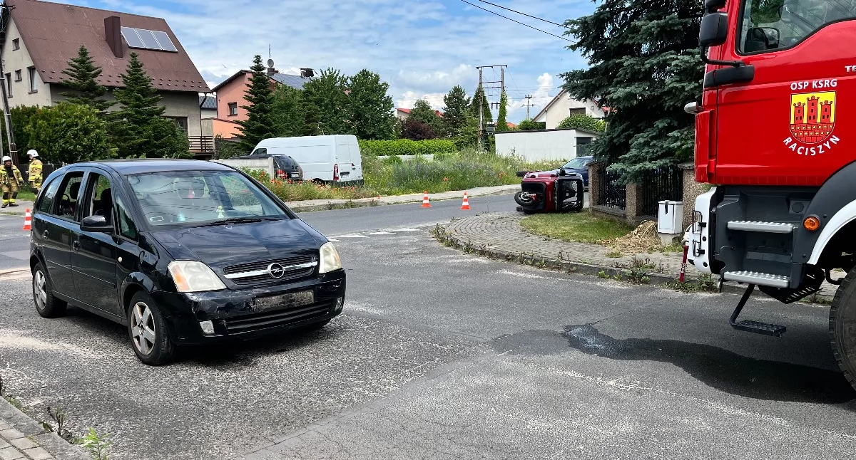 Kolizja samochodu z motorowerem. Jedna osoba trafiła do szpitala