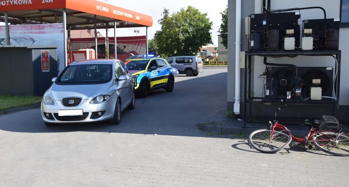 Zdarzenie drogowe na parkingu w Strzelcach Wielkich - poszkodowana rowerzystka trafiła do szpitala