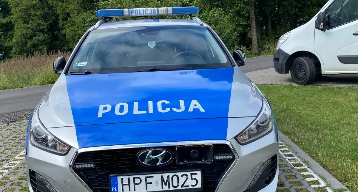 Wypadek na skrzyżowaniu - nieoznakowany radiowóz zderzył się z dostawczym busem