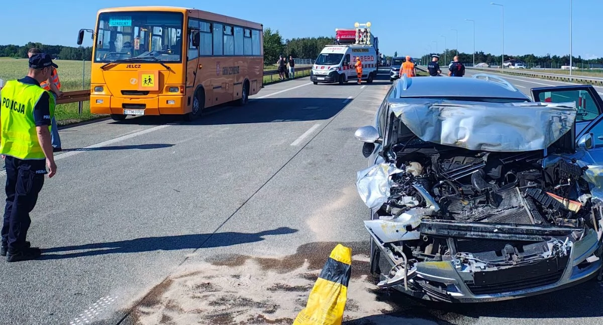 Wypadek na S8, w akcji helikopter Lotniczego Pogotowia Ratunkowego - auto osobowe uderzyło w autobus szkolny