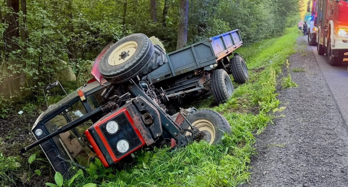 Wypadek koło Radomska. Ciągnik zjechał do rowu, kierujący trafił do szpitala