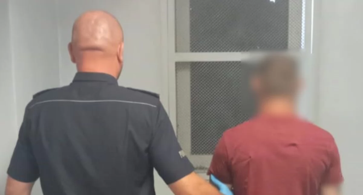 Wybił szybę w aucie, później groził policjantom. 41-latek z zarzutami
