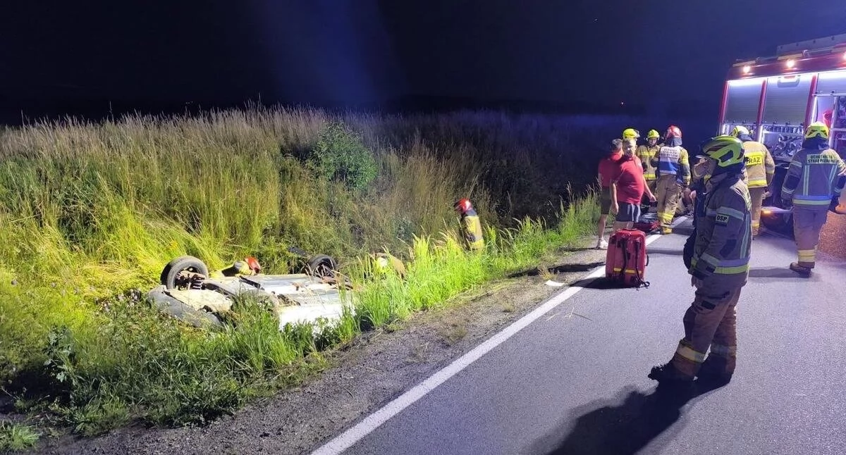 Seat dachował na drodze krajowej nr 11 - w środku były cztery osoby