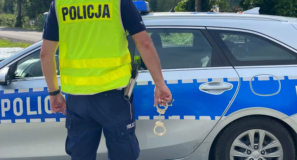 Byli poszukiwani do odbycia kary więzienia - przed policją zabarykadowali się w jednym z mieszkań