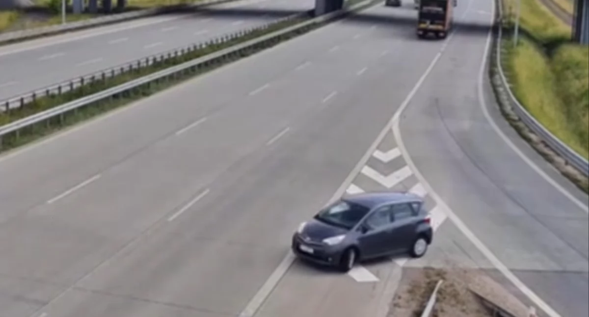 O krok od tragedii na A1! 51-latka pomyliła zjazdy, a potem postanowiła... jechać pod prąd na autostradzie