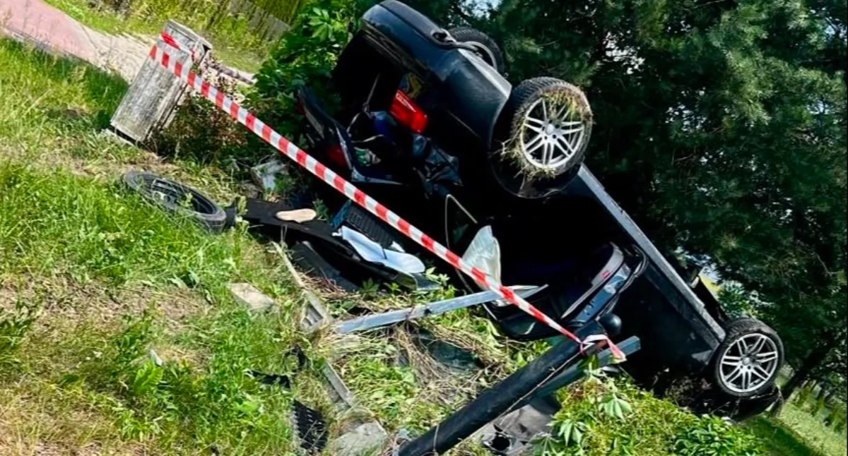 18-latek miał prawo jazdy zaledwie od dwóch miesięcy - przez brawurę rozbił auto na ogrodzeniu jednej z posesji 