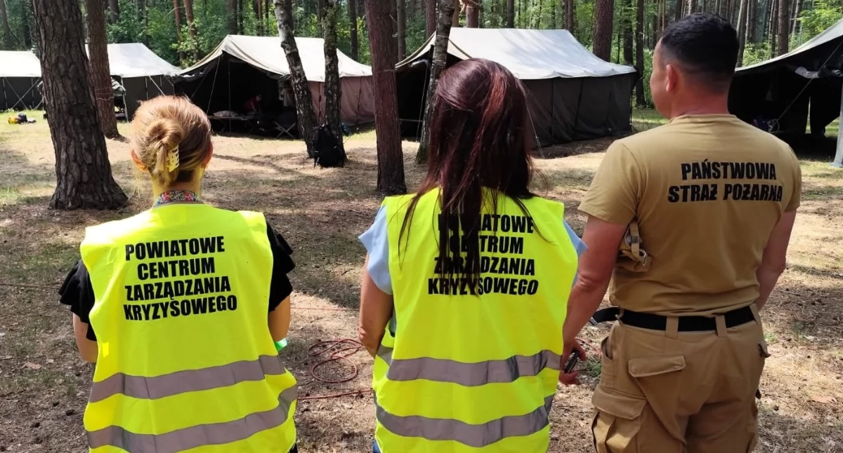 Sezon obozów letnich w Załęczu Wielkim. Służby kontrolują i edukują obozowiczów