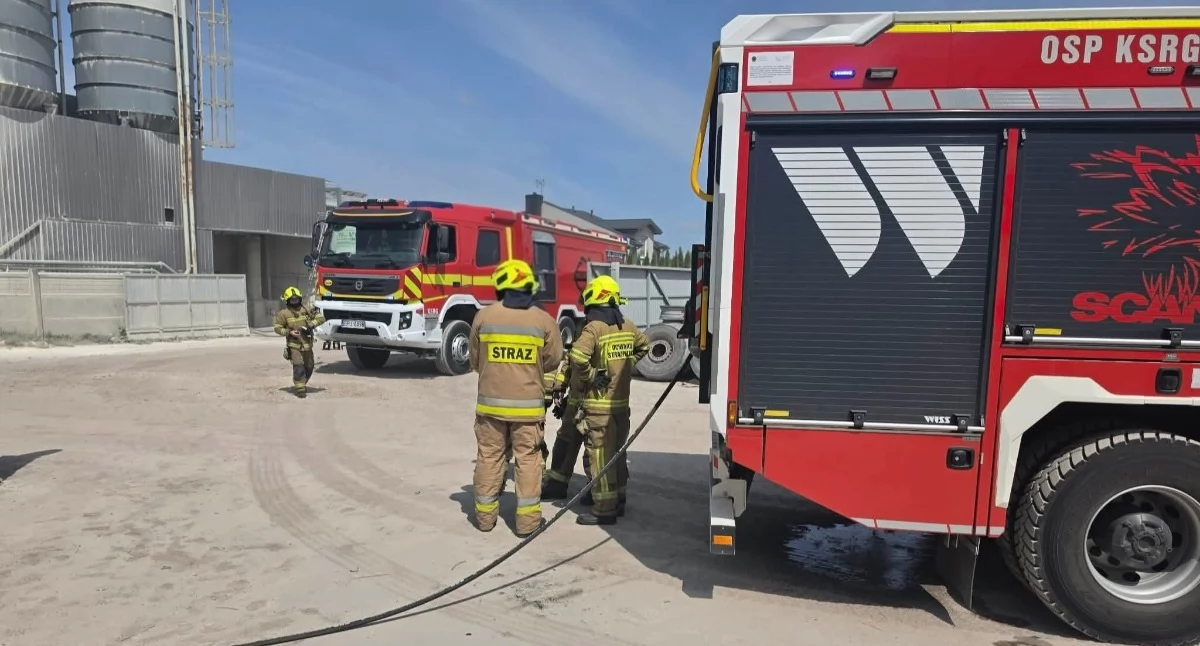 Pożar kontenera w zakładzie produkcyjnym w Sulmierzycach