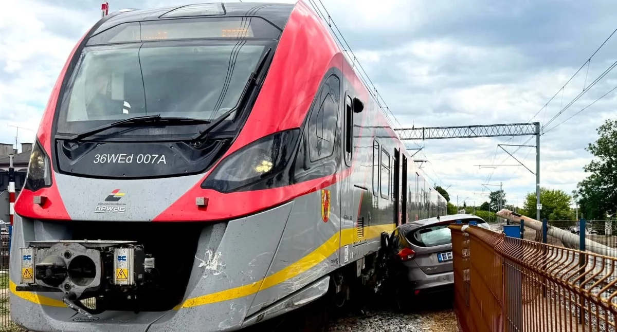 Wjechał autem pod pociąg w centrum miasta - 81-latek zignorował czerwone światło...