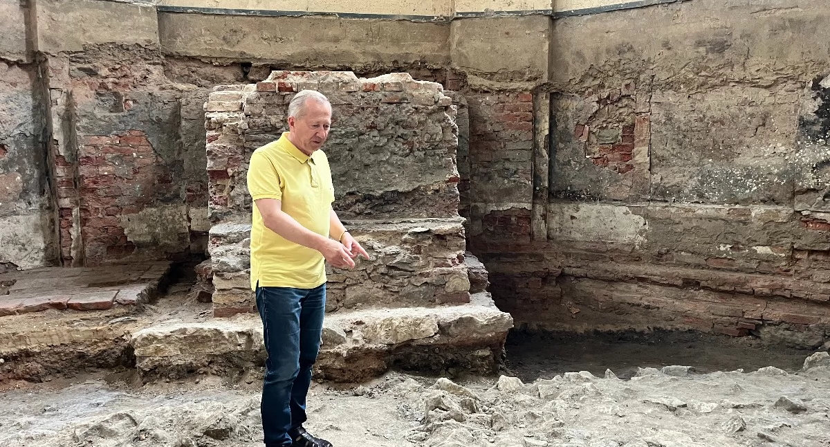 Kości pod posadzką i warstwy historii. Dawny kościół ewangelicki w Wieluniu odsłania swoje sekrety