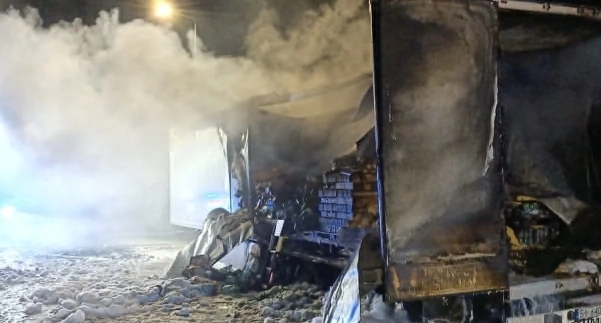 Nocny pożar ciężarówki: Spłonęła naczepa z materiałami budowlanymi