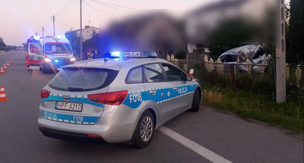 Zasnął za kierownicą, a jego auto dachowało - 24-latek z powiatu wieluńskiego przewieziony do szpitala