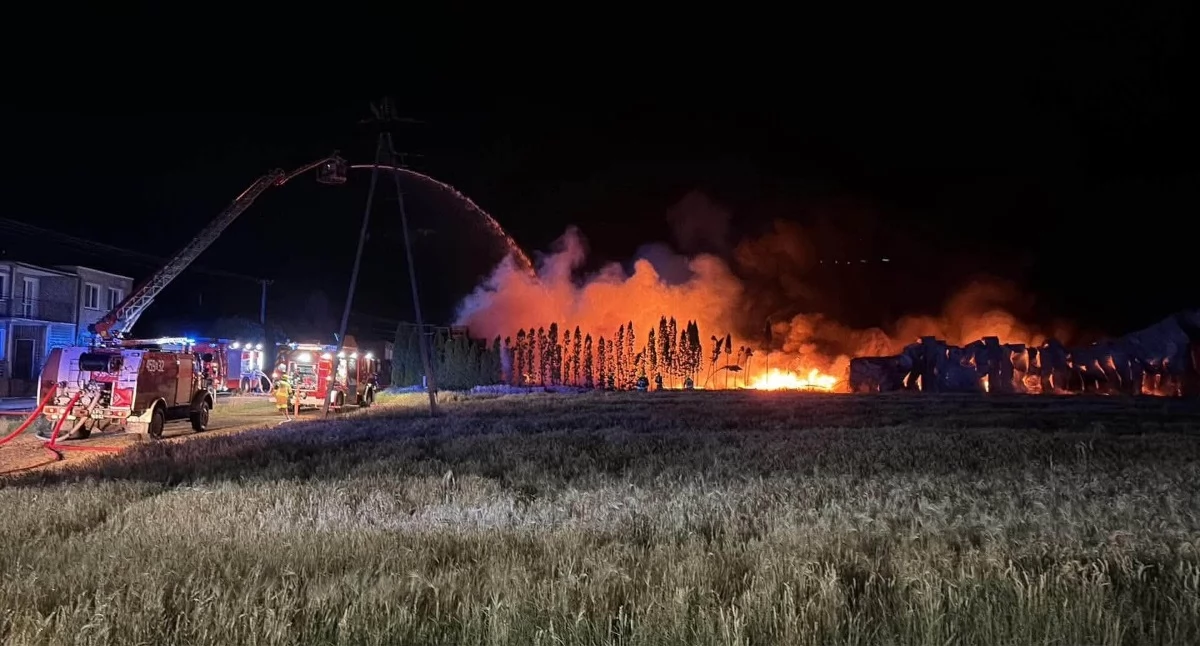 Pożar hali magazynowej pod Łowiczem - w akcji ponad 120 strażaków!