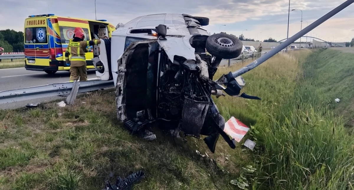 Bus uderzył w bariery na trasie S8 - dwie osoby trafiły do szpitala