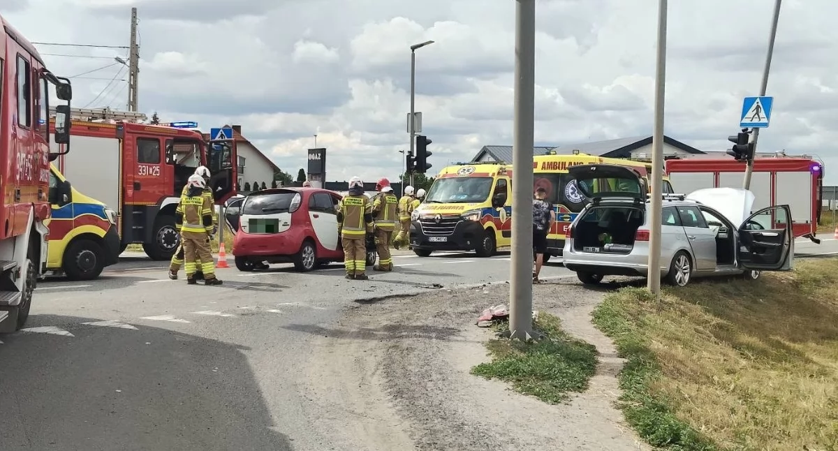 Zderzenie dwóch aut na skrzyżowaniu - cztery osoby trafiły do szpitala