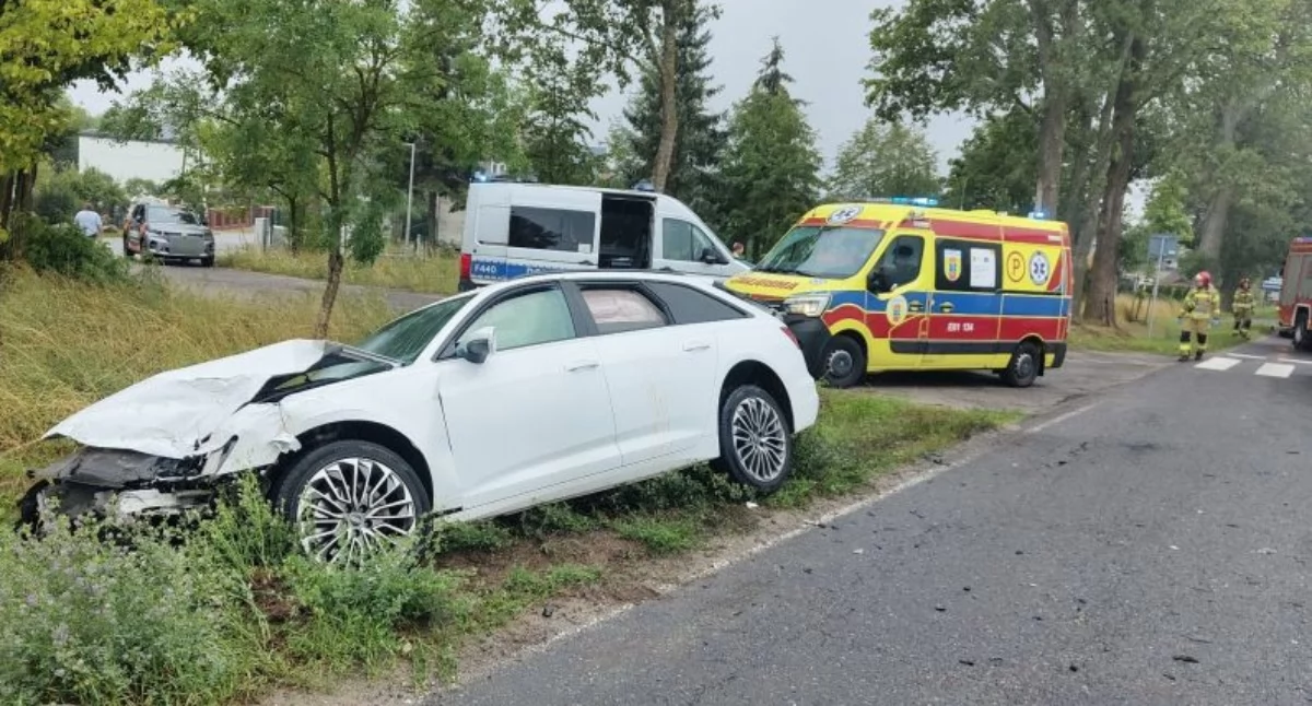 Audi zderzyło się z ciężarówką. Groźny wypadek w łódzkim