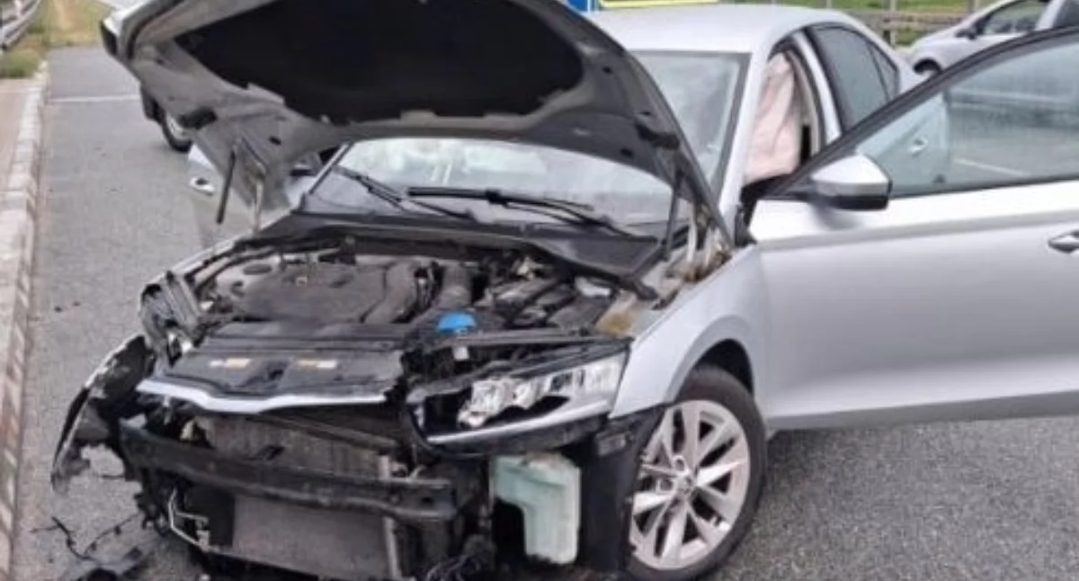 Zdarzenie drogowe na S8 - auto uderzyło w bariery 