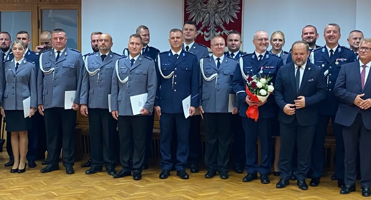 Powiatowe Obchody Święta Policji w Wieluniu: Awanse, wyróżnienia i słowa uznania dla funkcjonariuszy