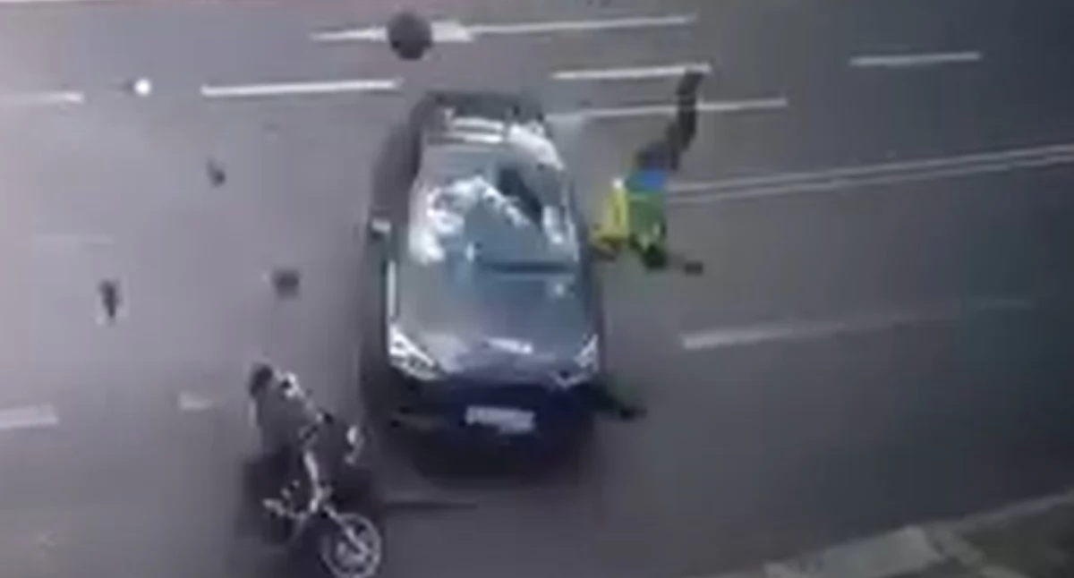 Wypadek na skrzyżowaniu - poszkodowany kierowca skutera trafił do szpitala