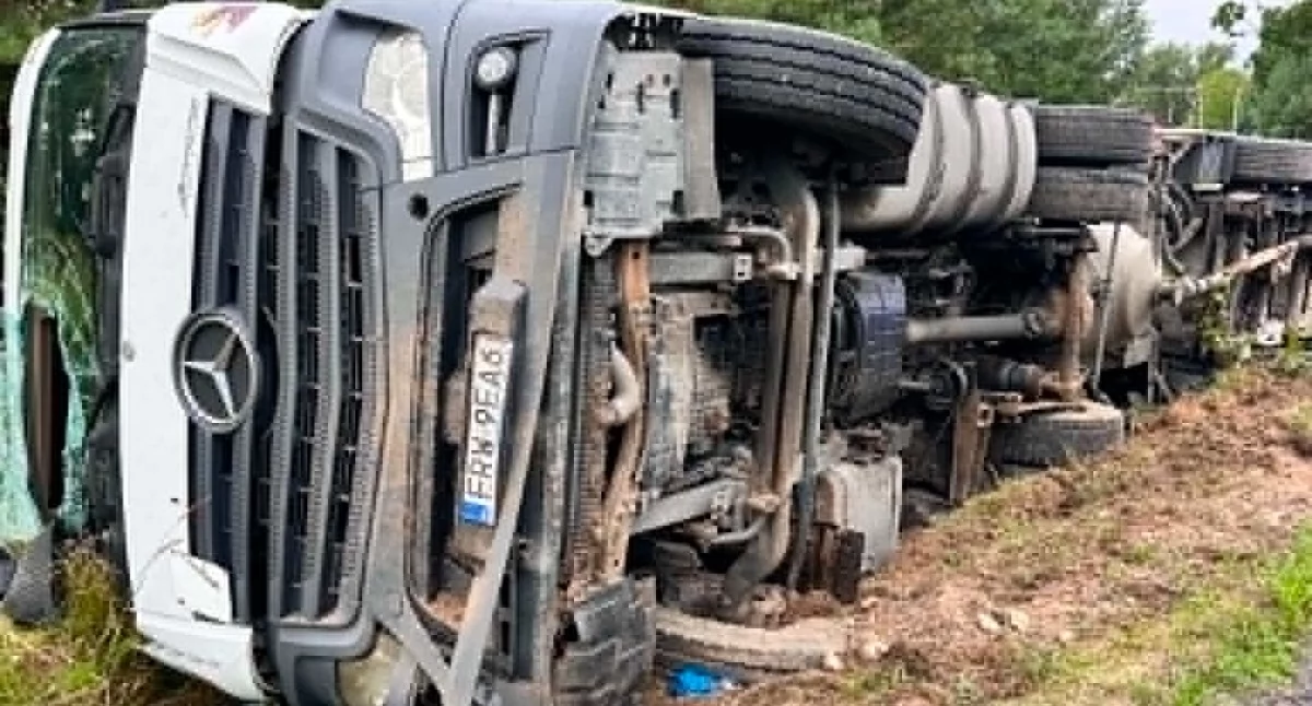 Groźny wypadek w gminie Rząśnia. Ciężarówka przewróciła się w czasie jazdy